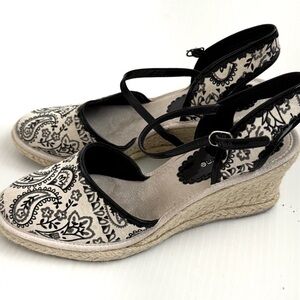 Liz Claiborne Pacific Paisley print Black and White Patterned Wedges